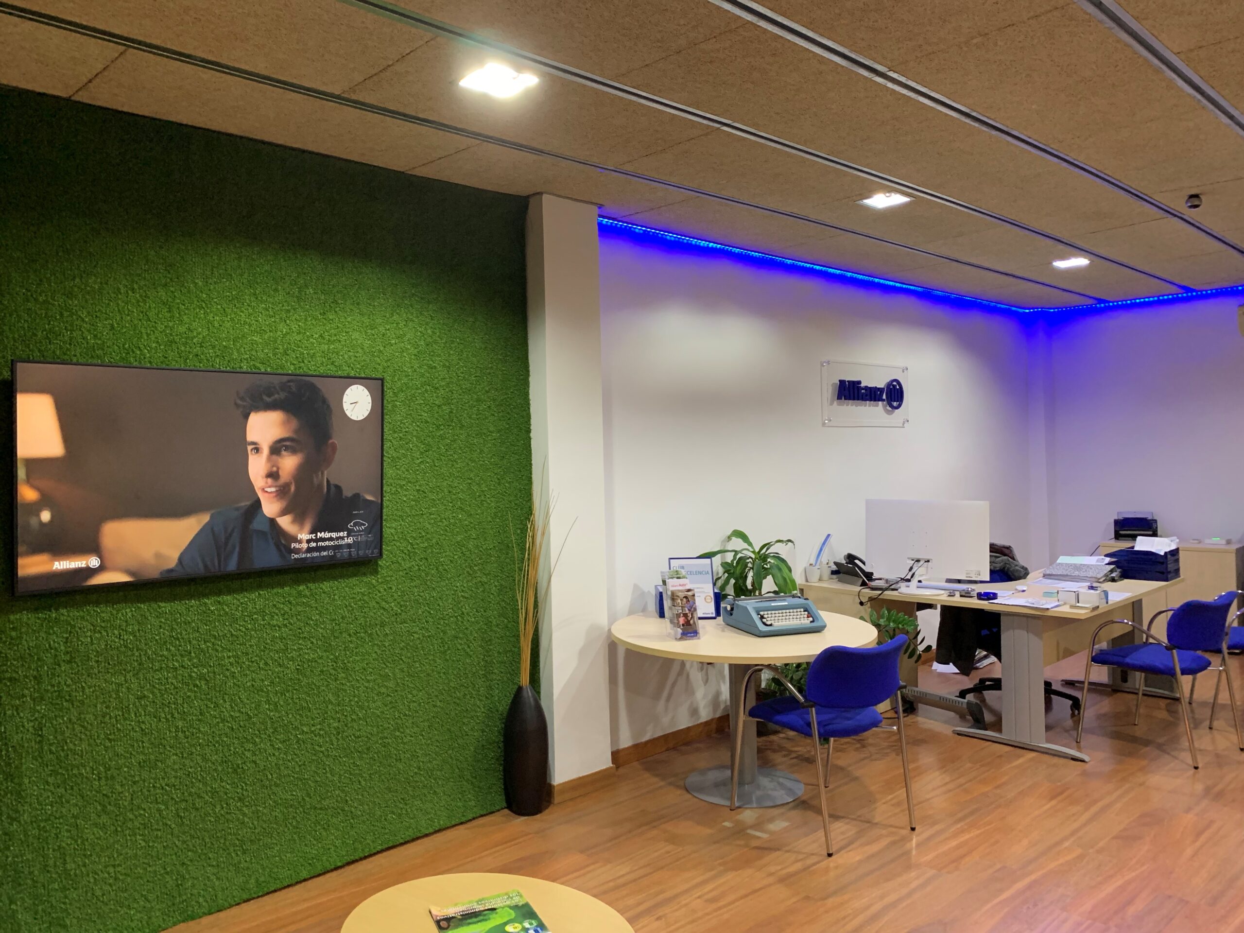 Interior de la oficina de PH Asesores, agencia Allianz en La Carolina